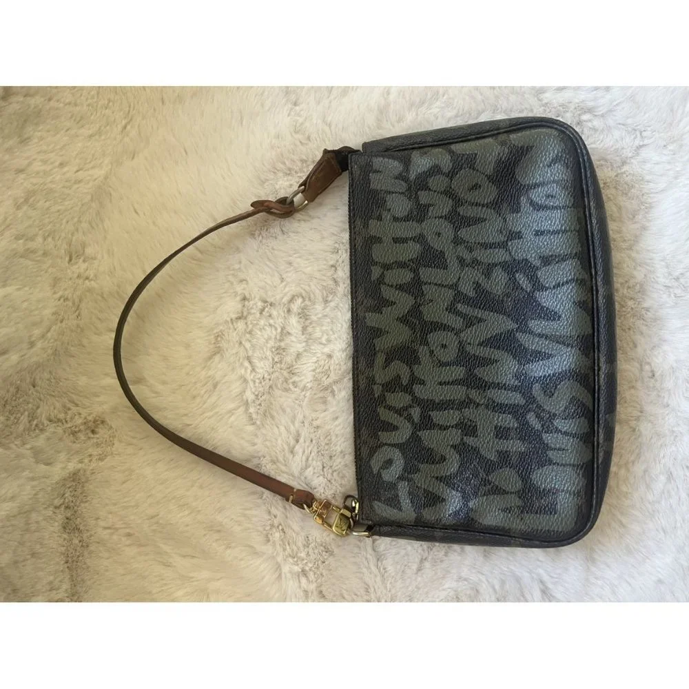 Louis Vuitton Pochette - Picture 3 of 8